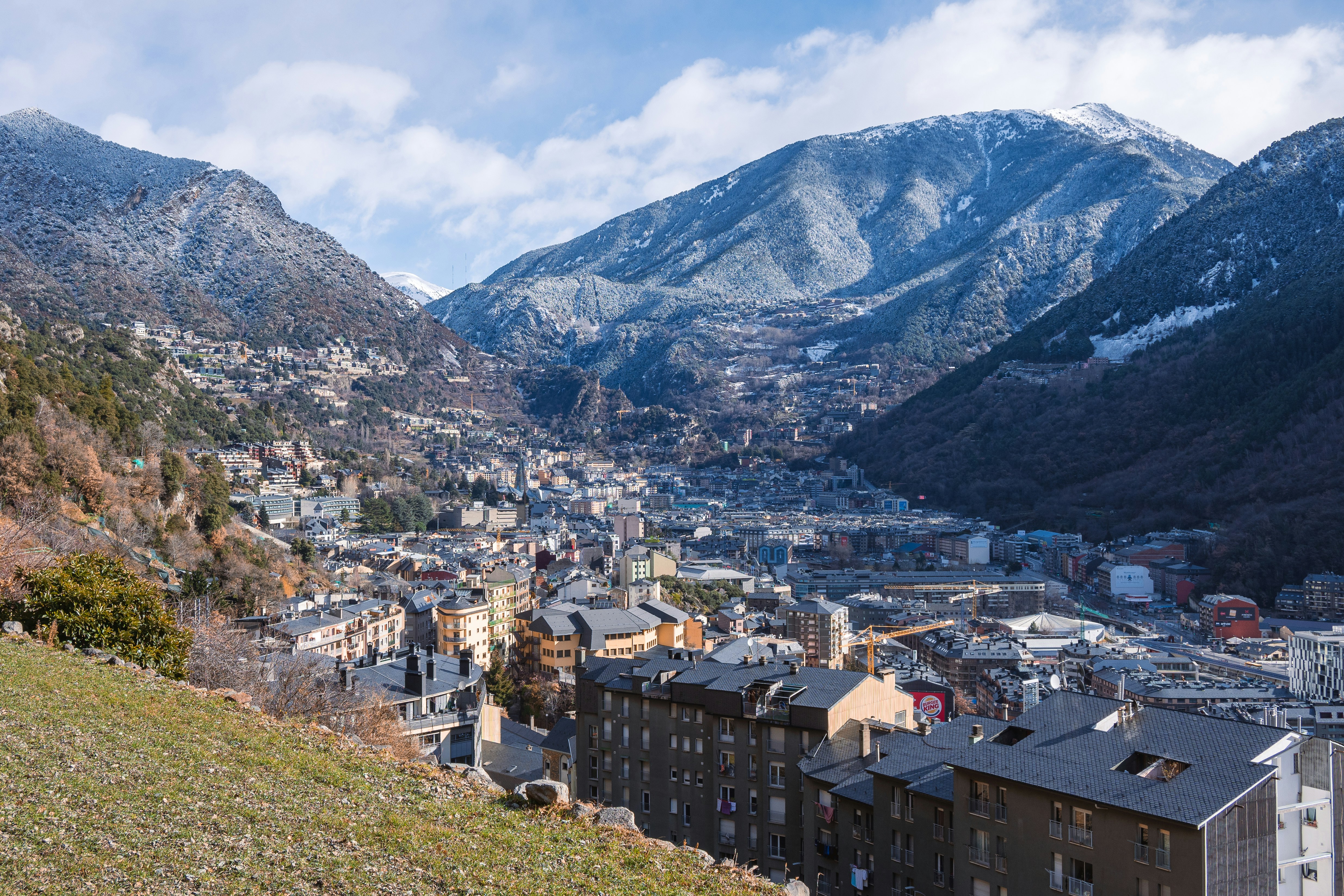 Vista aérea de Andorra — montañas y ciudad entre valles