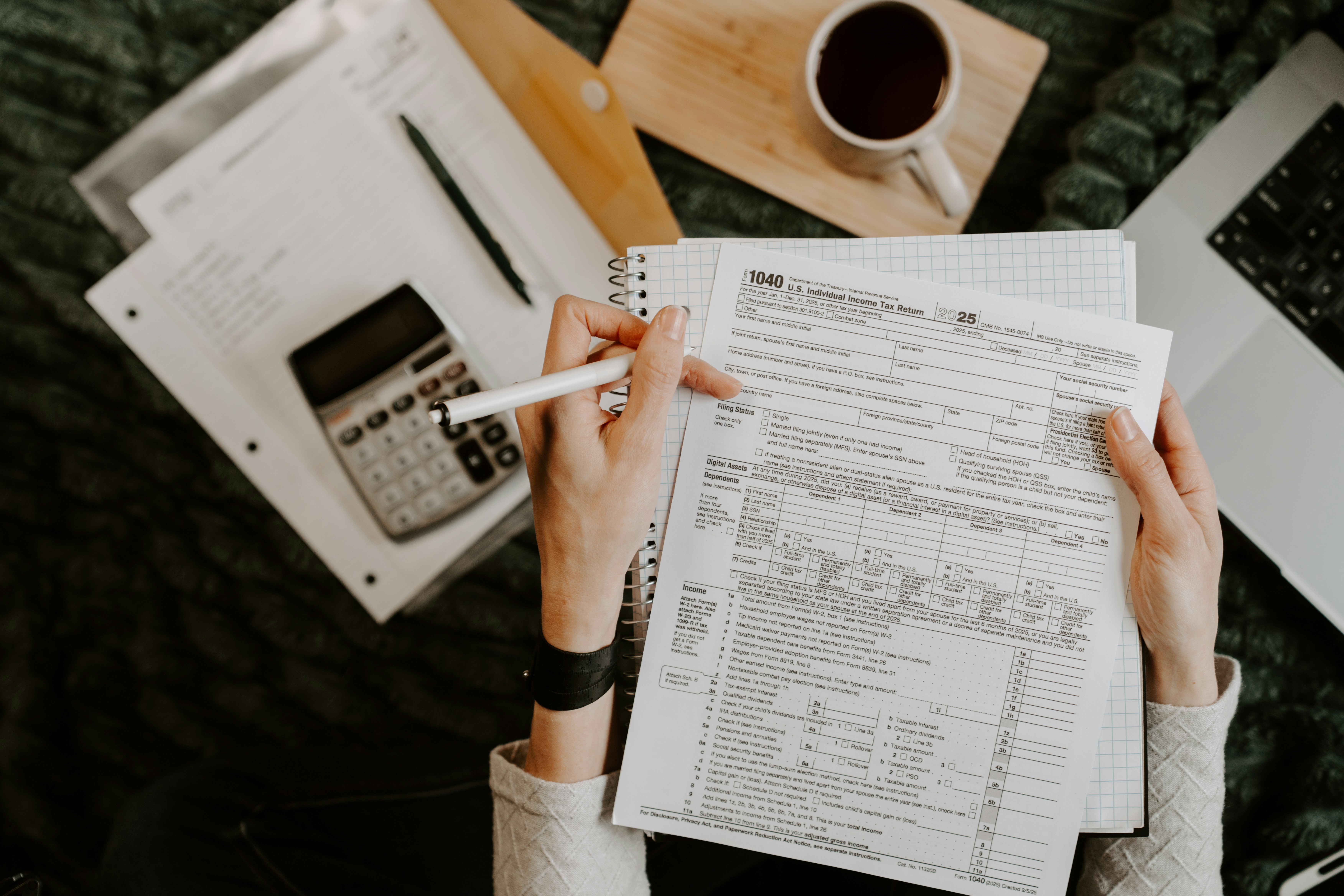 Persona revisando documentos y estrategia empresarial en preparación para un foro de negocios